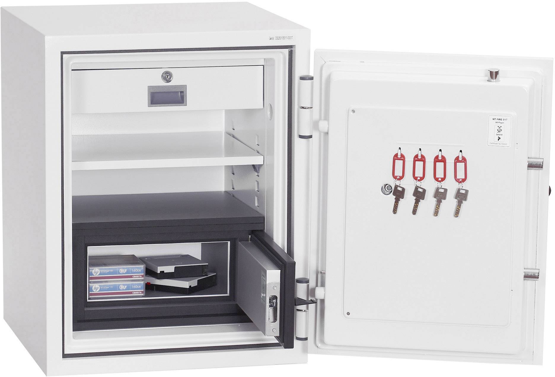 Ein geöffneter Safe mit Dokumentenfächern und einem kleinen Tresor. An der Innenseite der Tür hängen vier Schlüssel mit roten Markierungen.