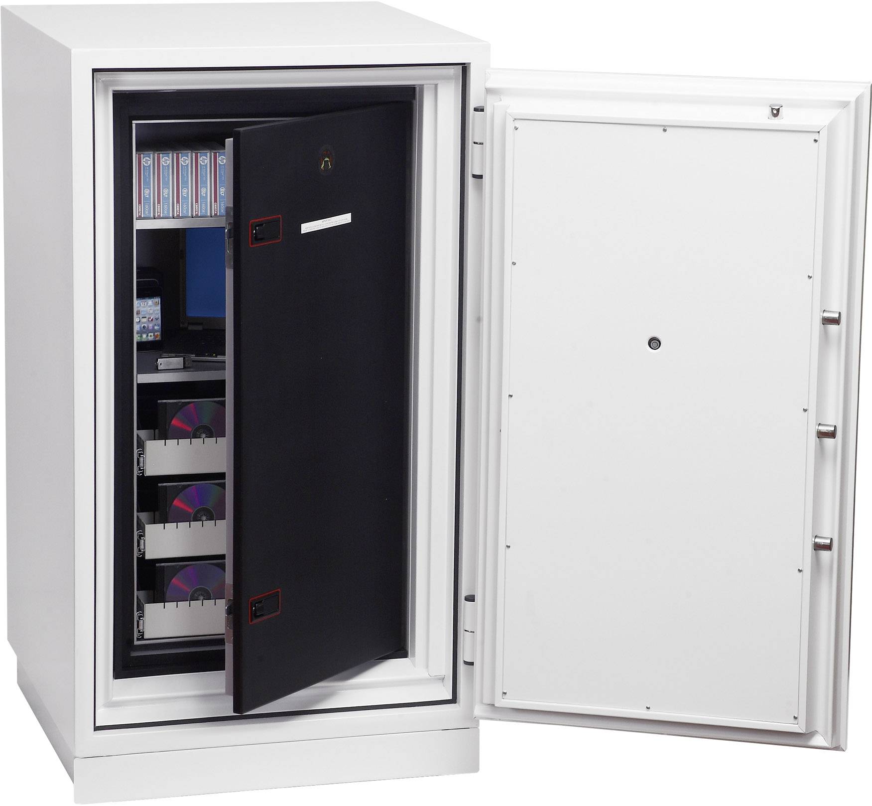 Offener Tresor mit mehreren Fächern, gefüllt mit CDs, DVDs und VHS-Kassetten.