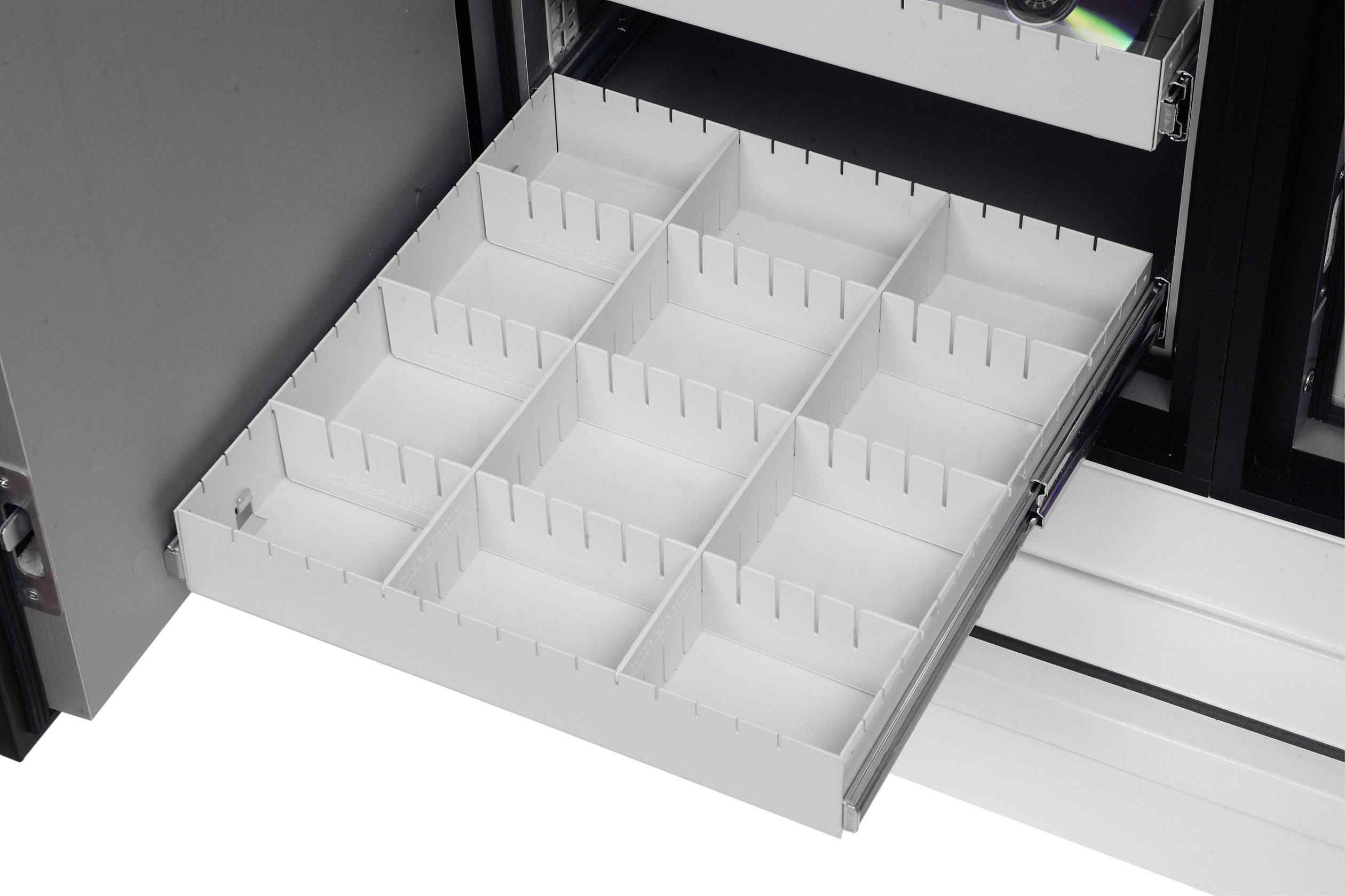 Ein geöffneter Schubladeneinsatz mit mehreren gleichgroßen Fächern, geeignet für die organisierte Aufbewahrung von kleinen Gegenständen.