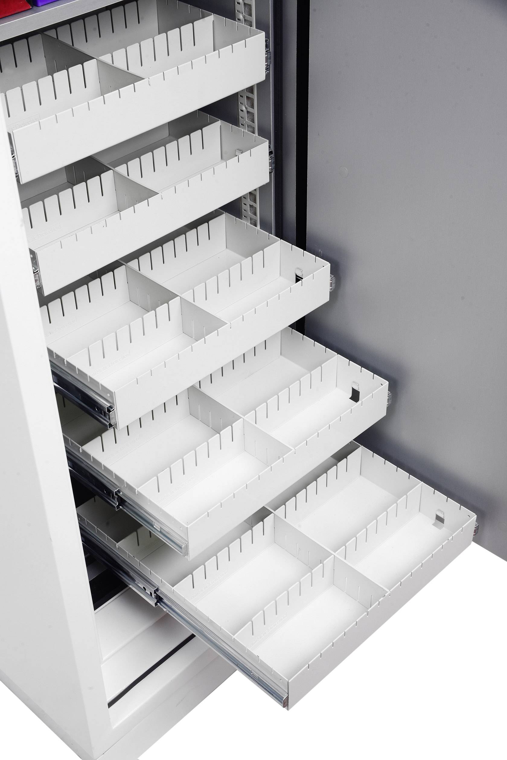 Ein Weißes Regal mit mehreren Schiebefächern, die jeweils in verschiedene Abschnitte unterteilt sind, zur Aufbewahrung von Gegenständen.