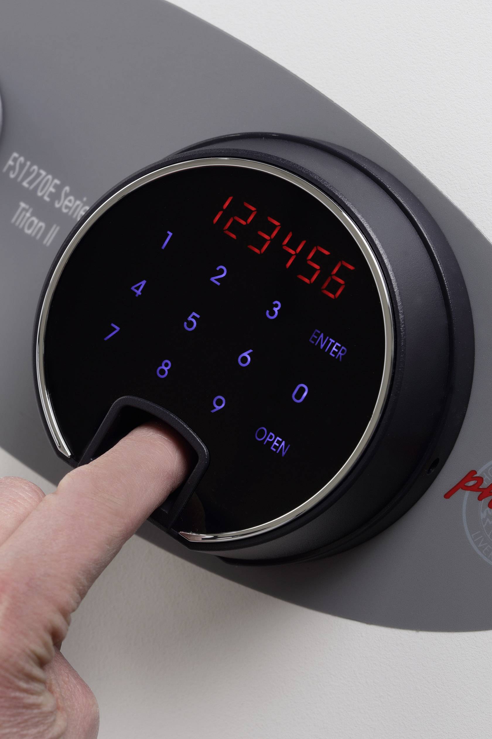 Eine Hand gibt einen Code '123456' auf einem elektronischen Zahlenschloss ein, das eine biometrische Fingerabdruckerkennung unterstützt.