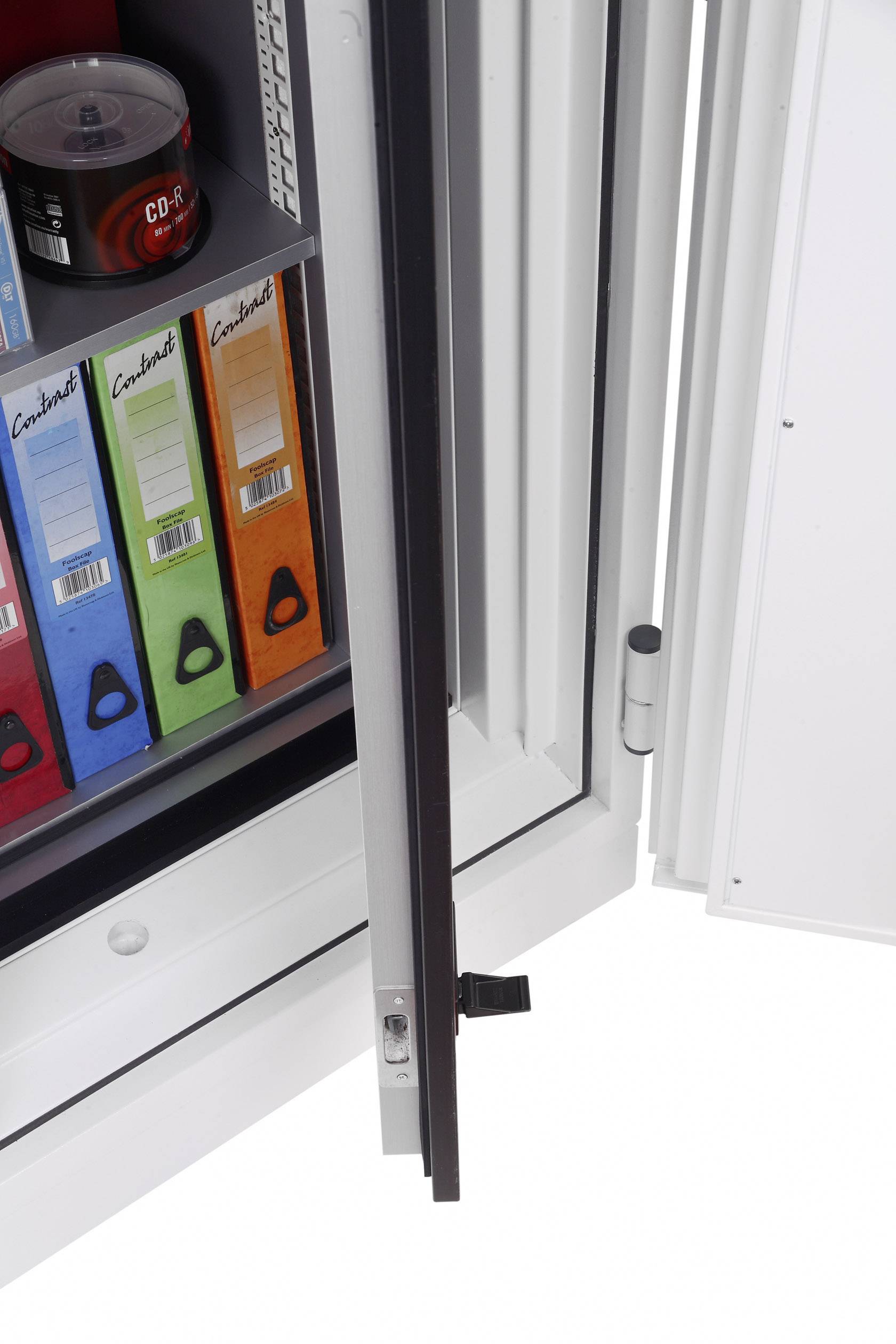 Ein geöffneter Aktenschrank mit bunten Ordnern und einer CD-R-Karte, die innen sichtbar ist. Der Schrank ist teilweise geöffnet.