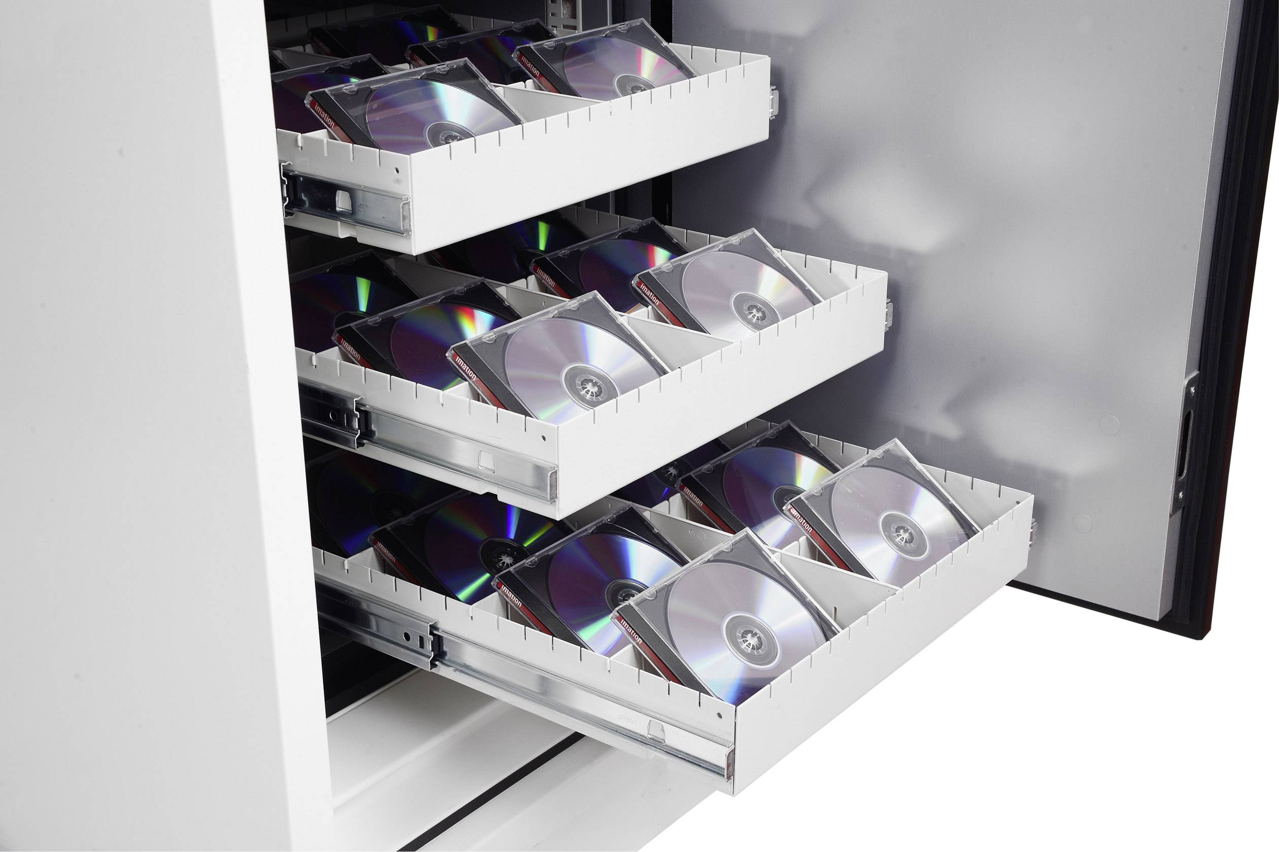 Offener Schrank mit herausziehbaren Schubladen voller gestapelter CDs in Hüllen. Das Licht reflektiert bunt auf den CDs.