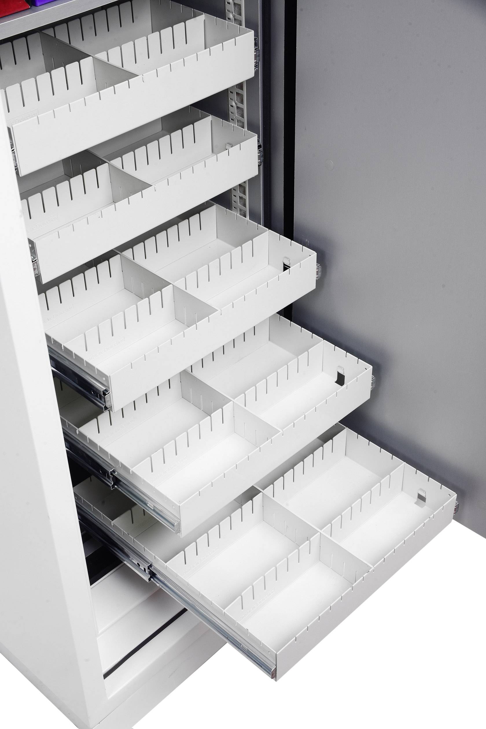Offener Metallschrank mit sechs ausziehbaren Schüben, die jeweils in Fächer unterteilt sind, zur übersichtlichen Lagerung von Gegenständen.