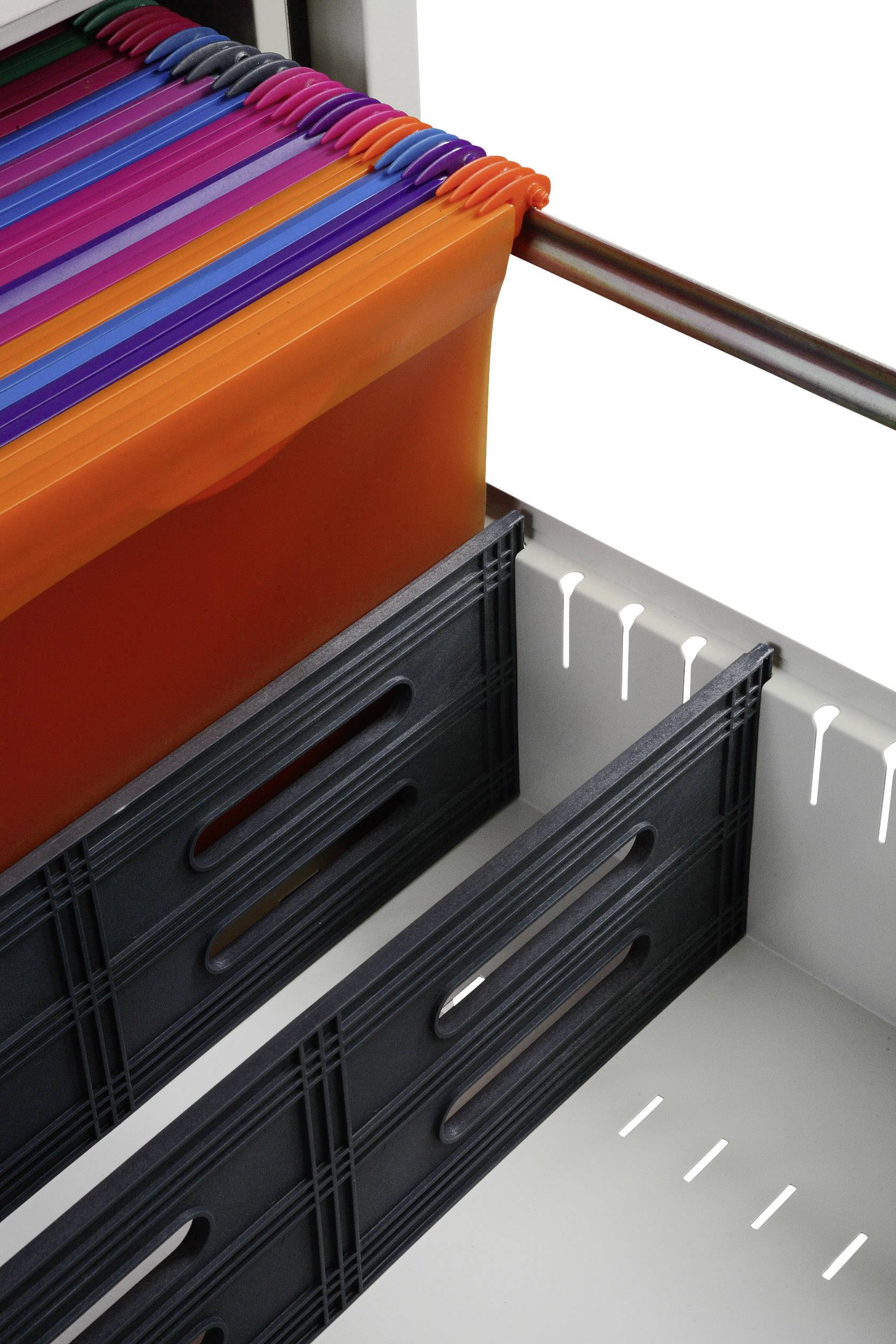Hängeregister mit verschiedenen farbigen Mappen, die in einem weißen Ordnerhalter sortiert sind.