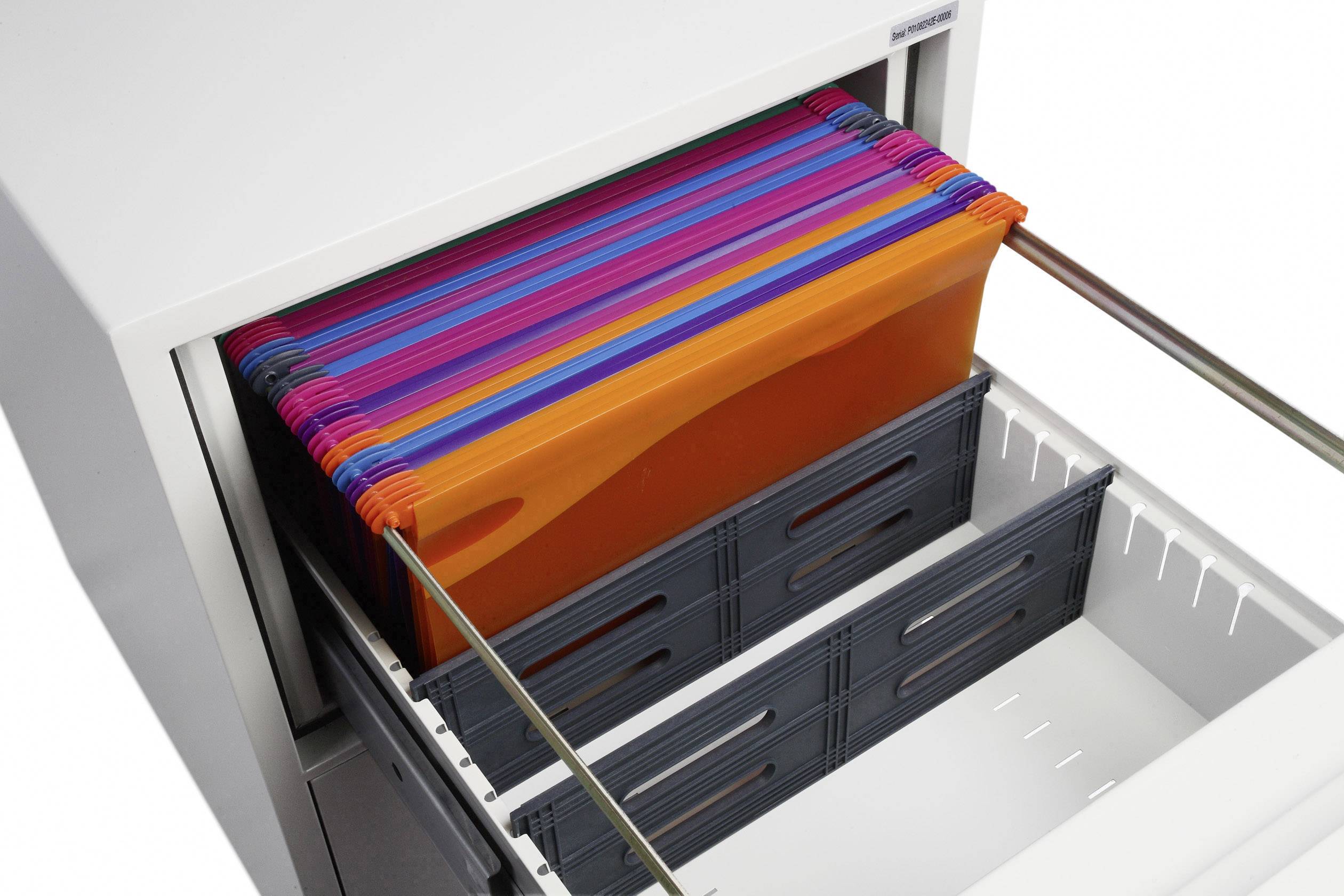 Ein geöffneter Aktenschrank zeigt bunte Hängemappen in verschiedenen Farben, die ordentlich sortiert sind.