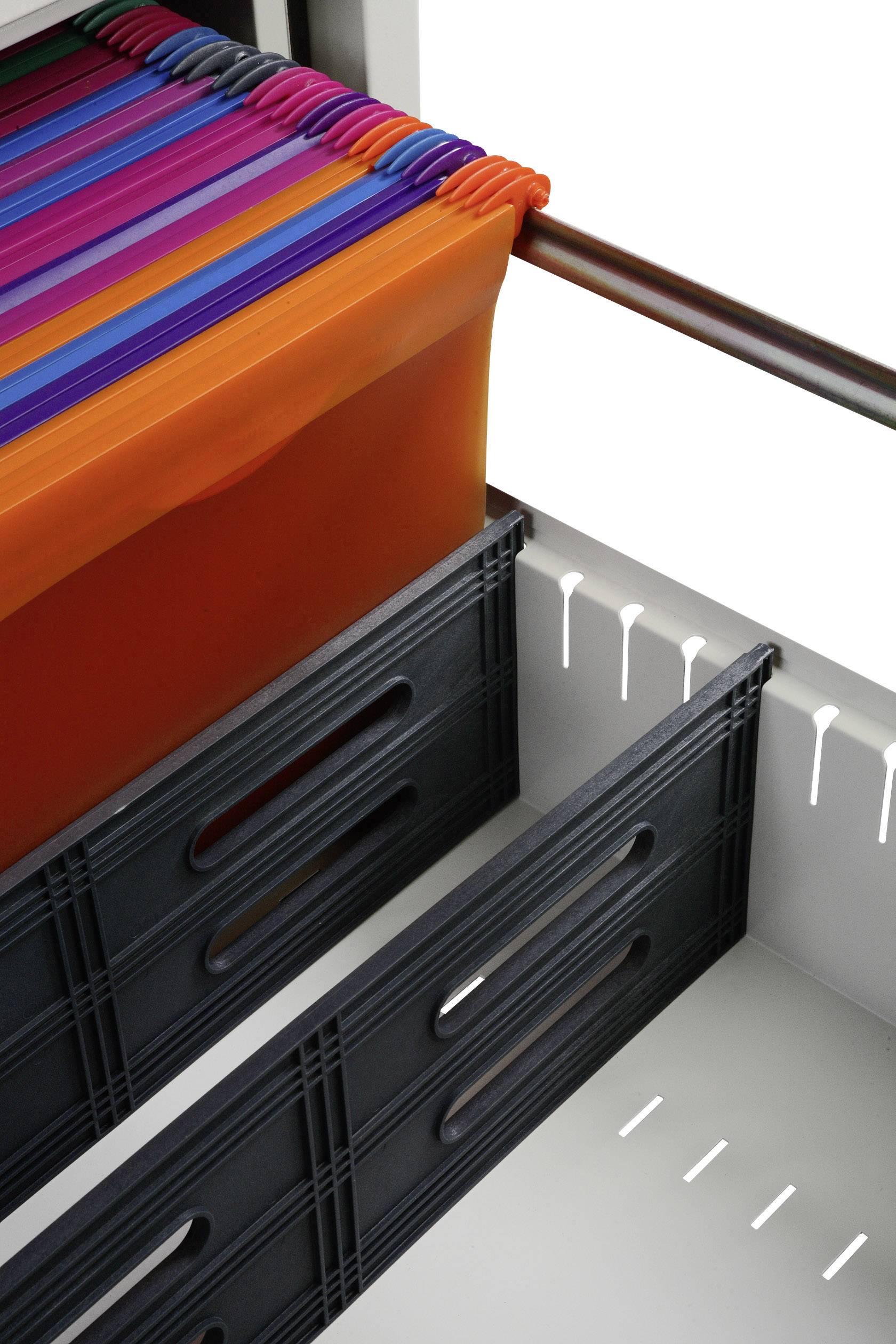 Bunte Hängeregistermappen in einem Ordnerschrank, geordnet nach Farbe, zeigen ein System zur Organisation von Dokumenten.