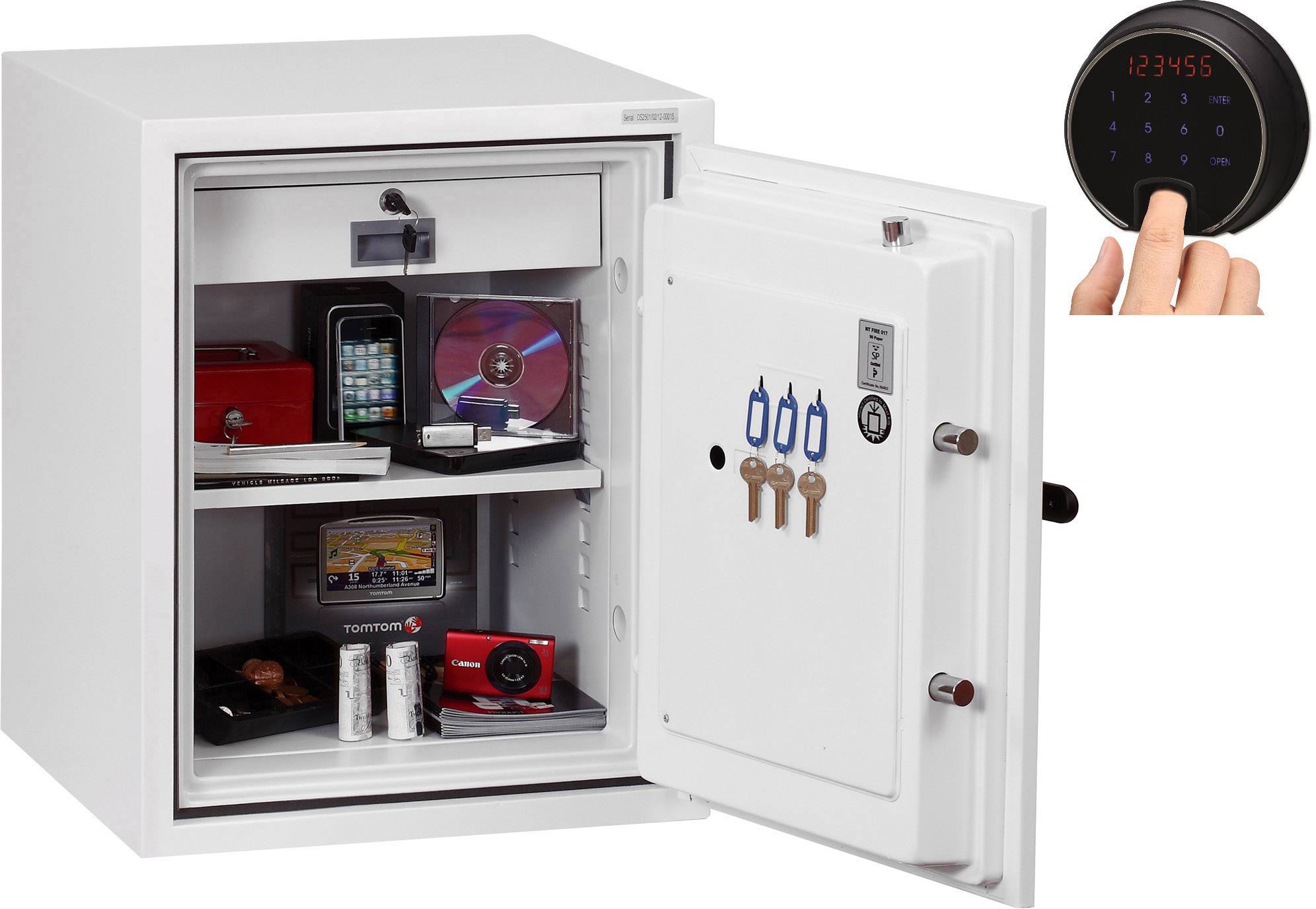 Ein geöffneter Tresor enthält elektronische Geräte, Bargeld, Dokumente und Schlüssel. Daneben ein Bedienfeld mit Zahlencode.