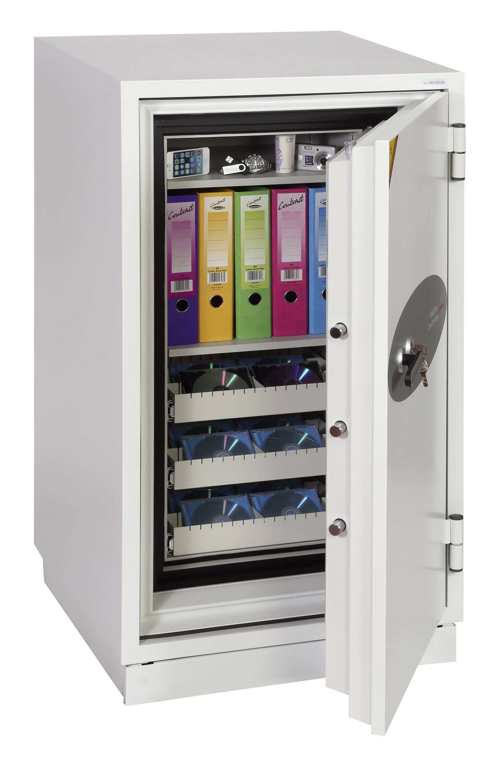 Ein geöffneter Tresor mit Aktenordnern und CDs in Regalfächern, zeigt sicheren Aufbewahrungsplatz für wichtige Dokumente und digitale Medien.