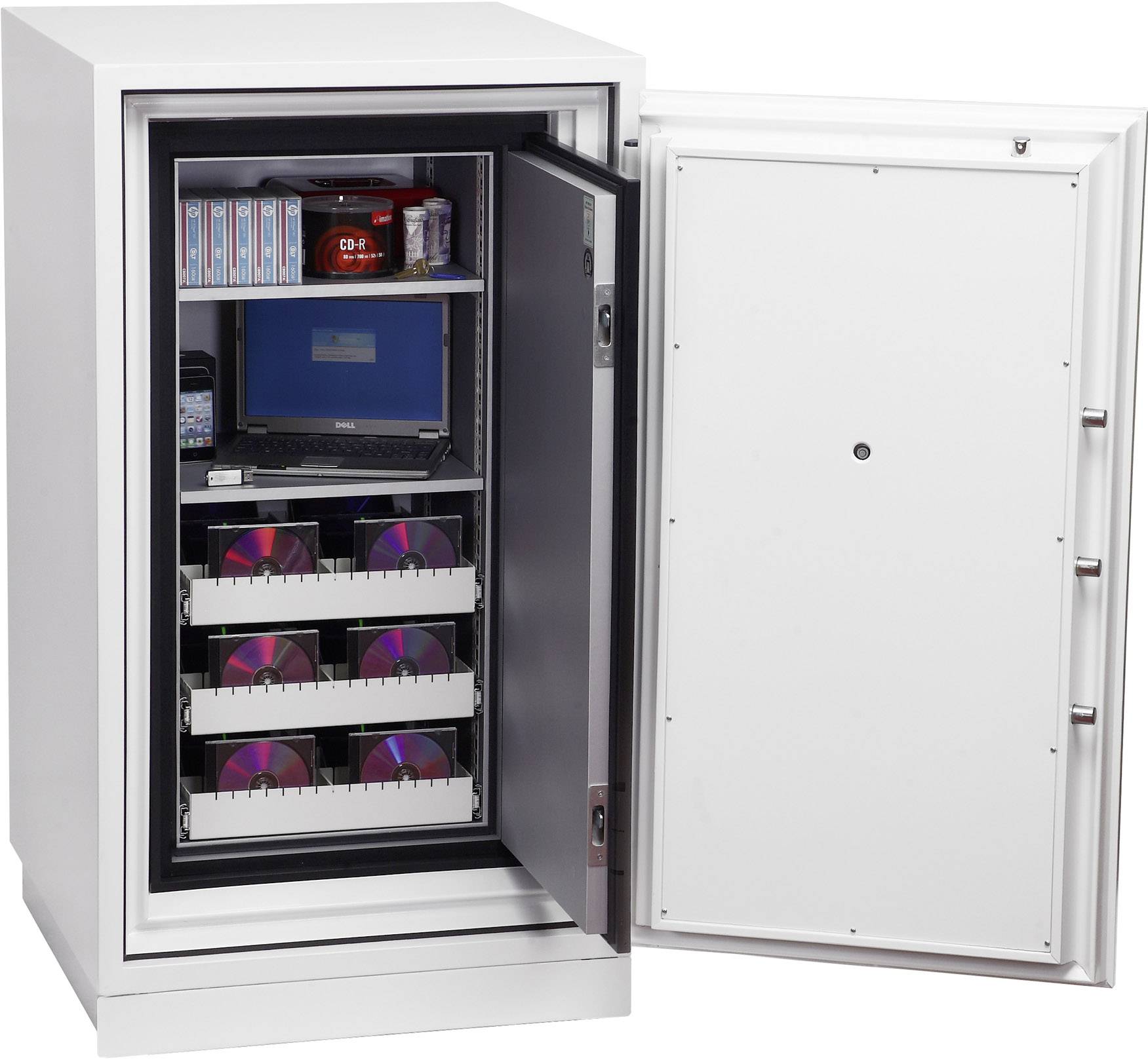 Ein geöffneter Tresor zeigt CDs, Bänder, einen Laptop und eine Festplatte auf Regalen. Der Tresor dient zur sicheren Aufbewahrung.
