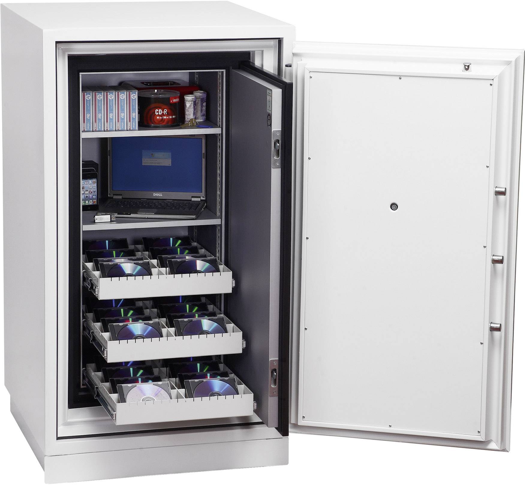 Ein geöffneter Tresor zeigt Regale mit CDs, DVDs, einem Laptop und anderen Gegenständen. Der Tresor dient zur sicheren Aufbewahrung.