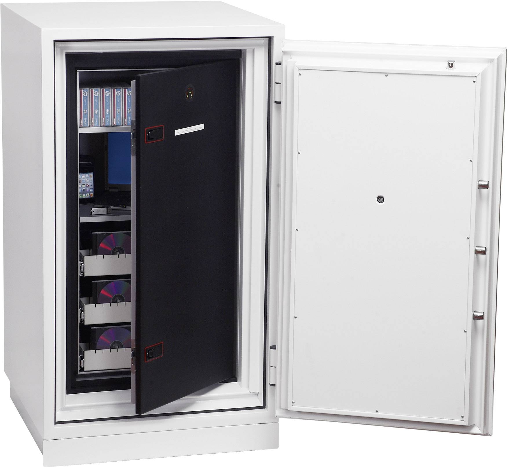 Ein geöffneter Tresor mit digitalen Speichermedien im Inneren, darunter CDs und Kassetten. Der Tresor steht aufrecht.