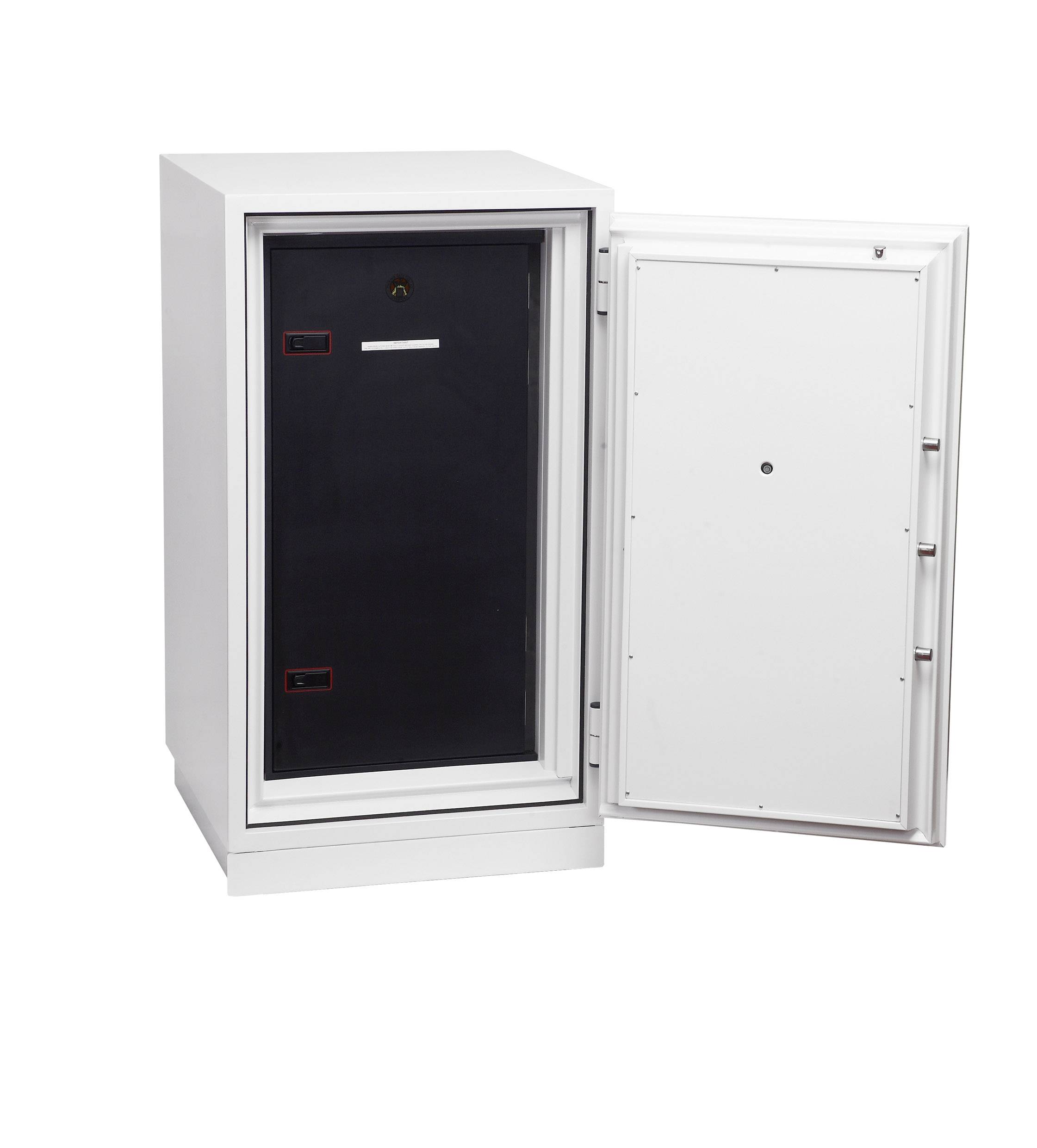 Ein offener Tresor mit dunklem Innenraum. Die Tür ist zur Seite geöffnet, die Außenseite ist weiß.