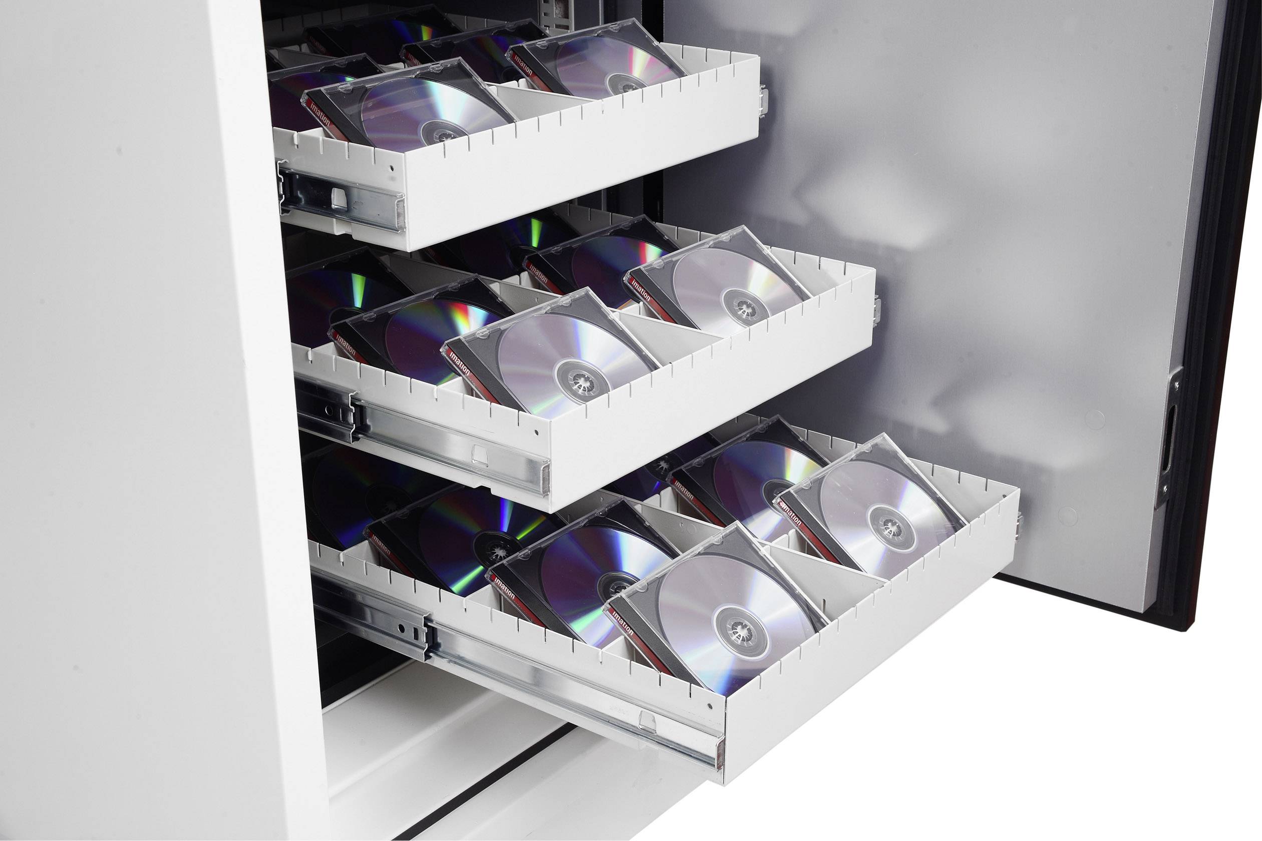 Offenes Archivschrank-Set mit drei Schubladen. Jede Schublade ist mit mehreren CDs in Hüllen gefüllt.