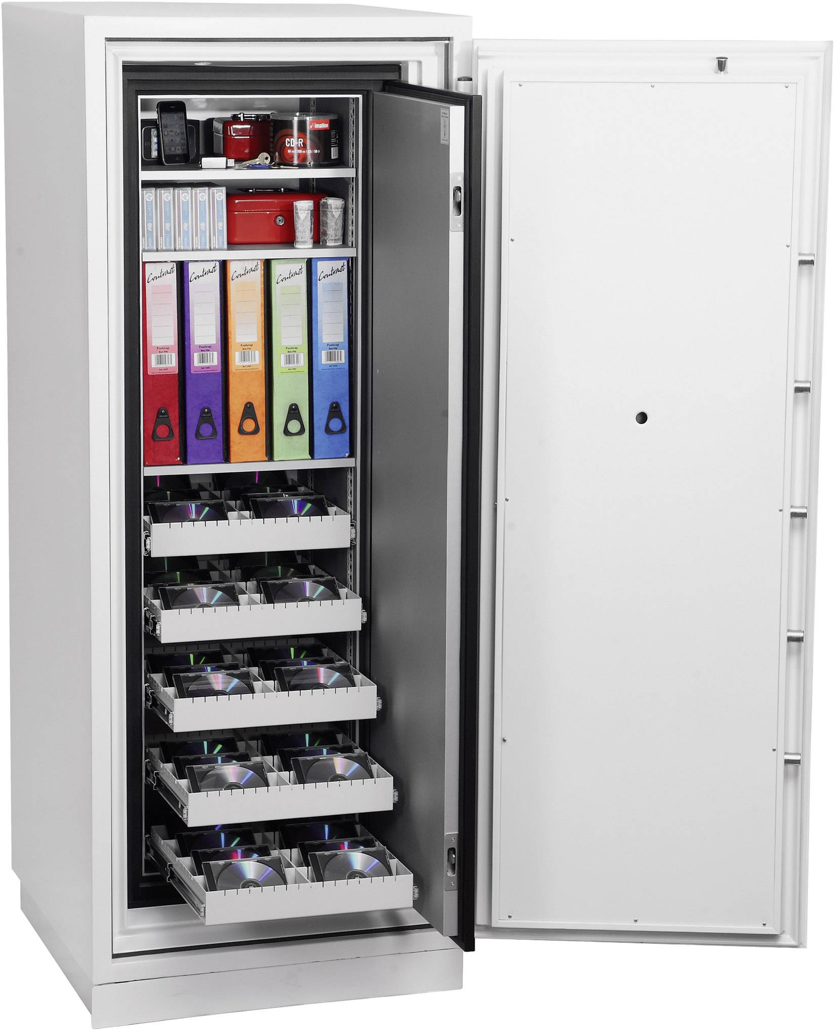 Ein geöffneter Tresor mit mehreren Regalen, gefüllt mit Ordnern, CDs und kleinen Kisten. Der Tresor zeigt geordnete Aufbewahrung.