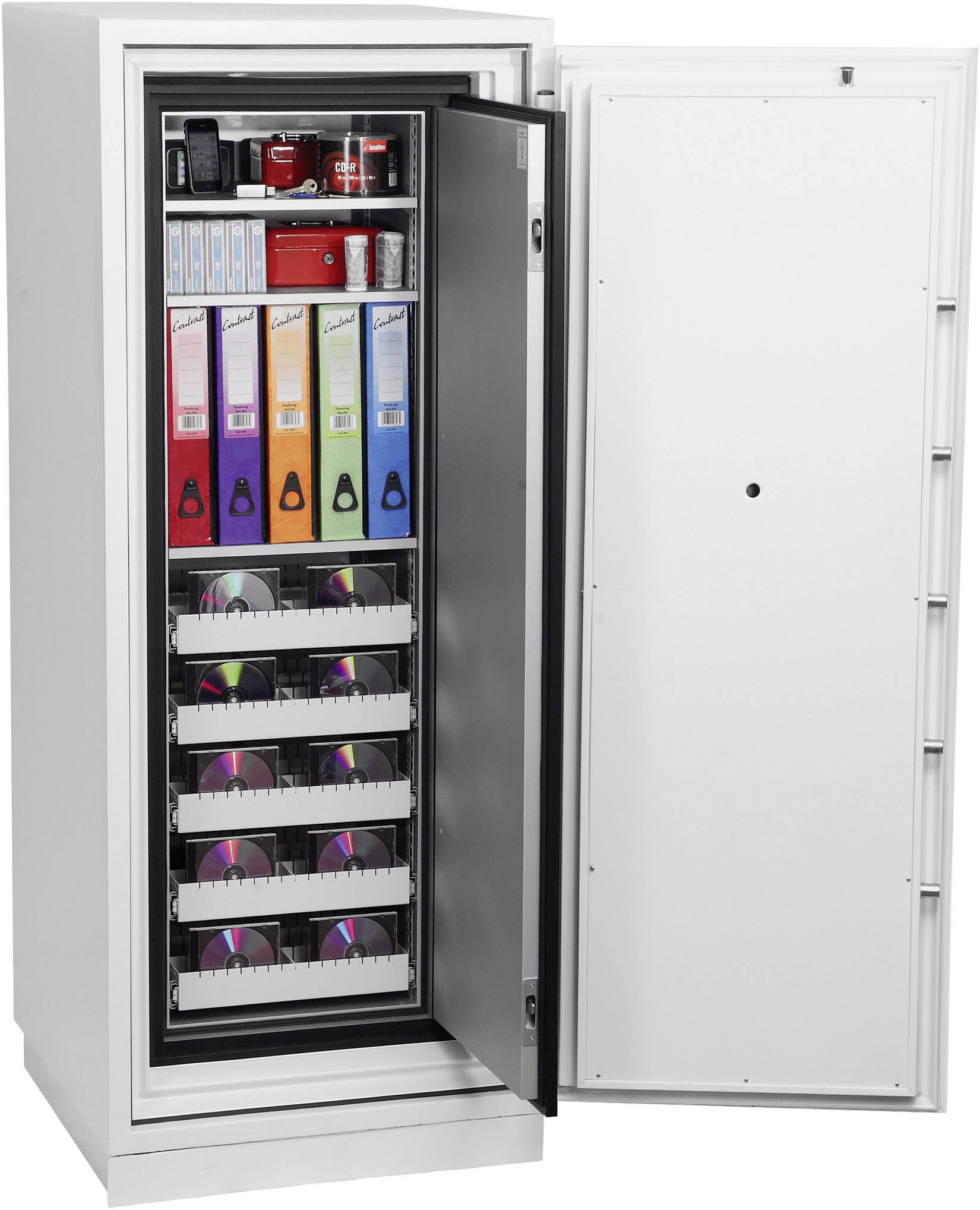 Ein geöffneter Tresor mit mehreren Regalen. Darin befinden sich Ordner, CDs und kleine Boxen, geordnet und beschriftet.