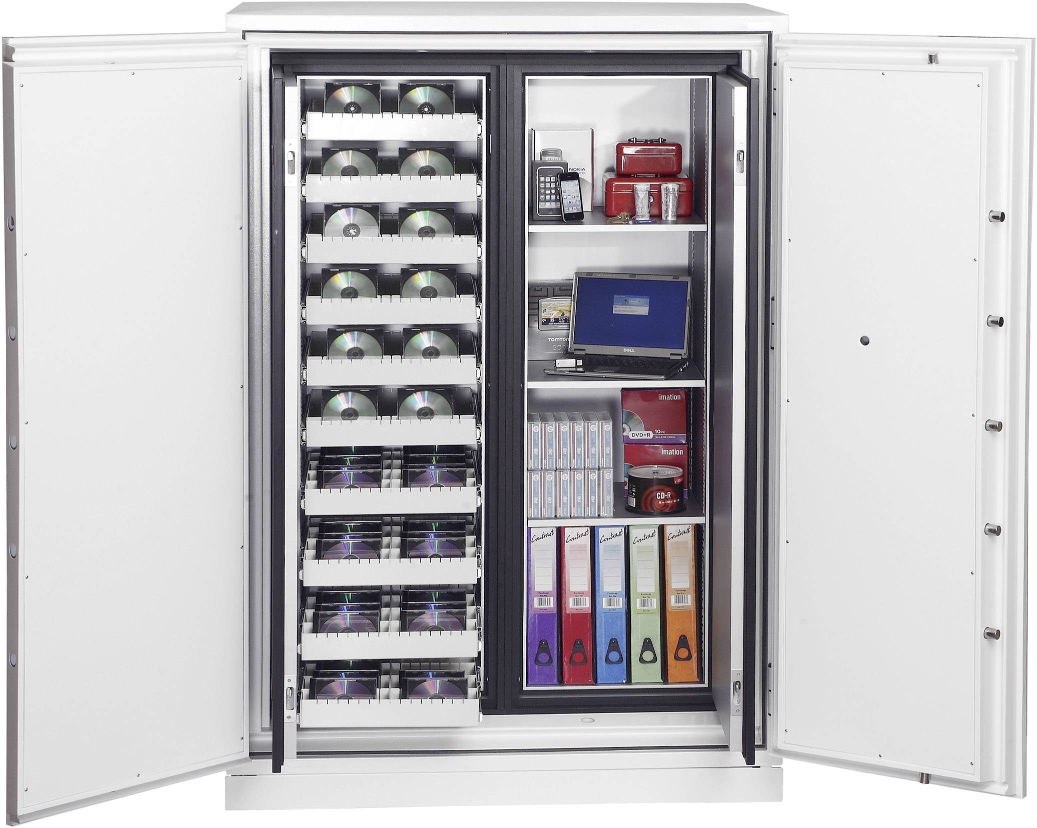 Ein geöffneter Tresor zeigt Aktenordner, CDs, eine Kamera, einen Laptop und weitere elektronische Geräte auf verschiedenen Regalen.