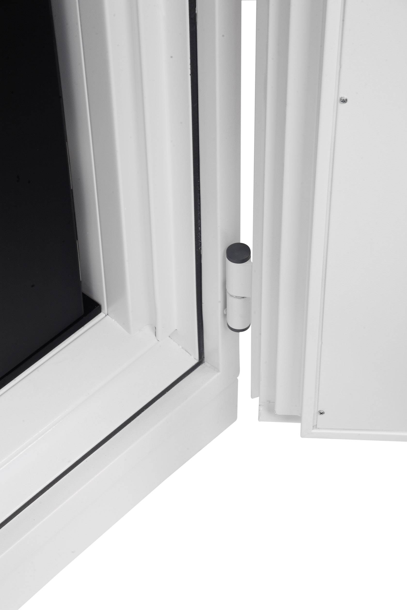 Detailaufnahme eines weißen Fenster- oder Türscharniers geöffnet, zeigt das Scharnier zwischen Rahmen und beweglichem Teil.