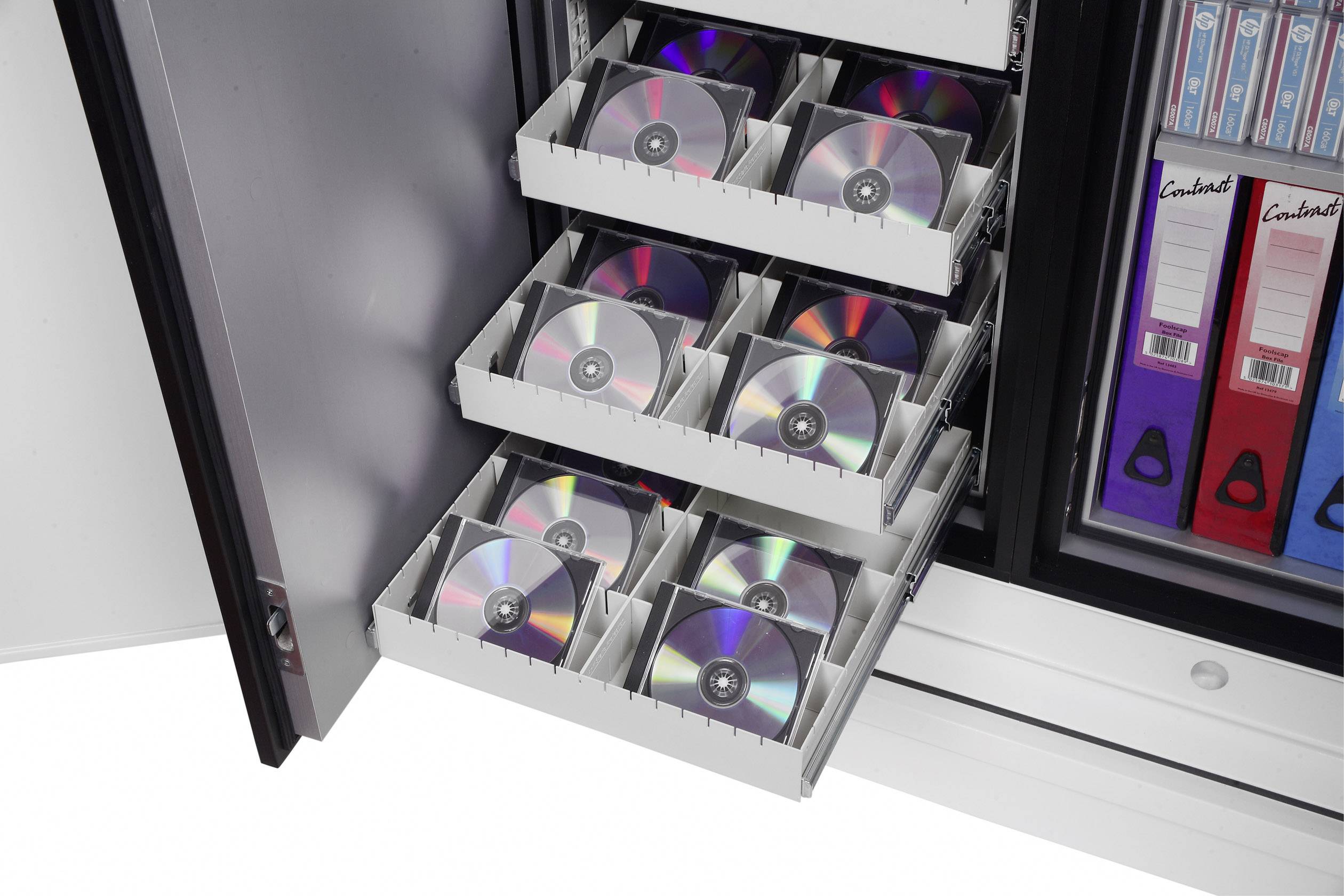 Ein geöffneter Schrank zeigt mehrere Schubladen mit CDs und Ordnern. Die CDs sind ordentlich in Fächern sortiert.