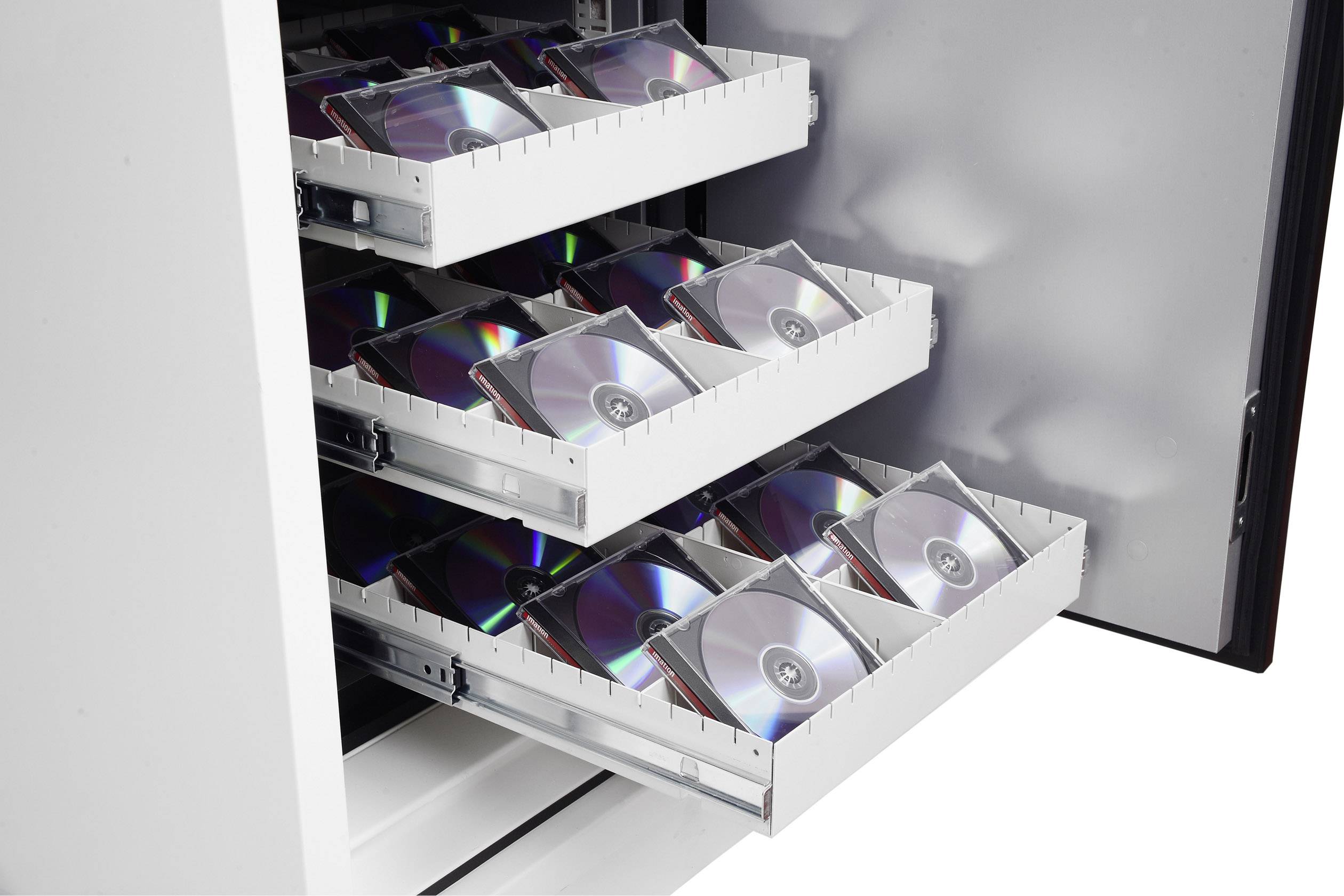 Ein offener Schrank mit mehreren herausziehbaren Regalen, die jeweils mehrere Stapel von CDs in Hüllen enthalten.