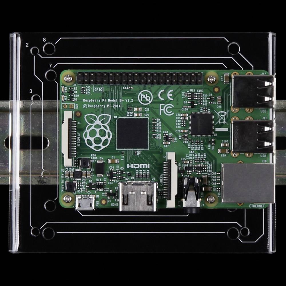 'Raspberry Pi Model B+ V1.2' Platine auf einer weißen Platine montiert, zeigt elektronische Bauteile wie USB-Ports und HDMI-Anschluss.