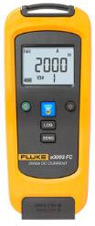 Ein gelbes digitales Multimeter mit Anzeige von '2000' und einem blauen Knopf in der Mitte. Modell Fluke 3000 FC für Strommessung.