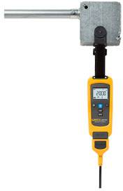 Ein digitaler Manometer zeigt '2000' an. Das Gerät ist mit einem Rohr verbunden und misst Druck in einer metallischen Umgebung.