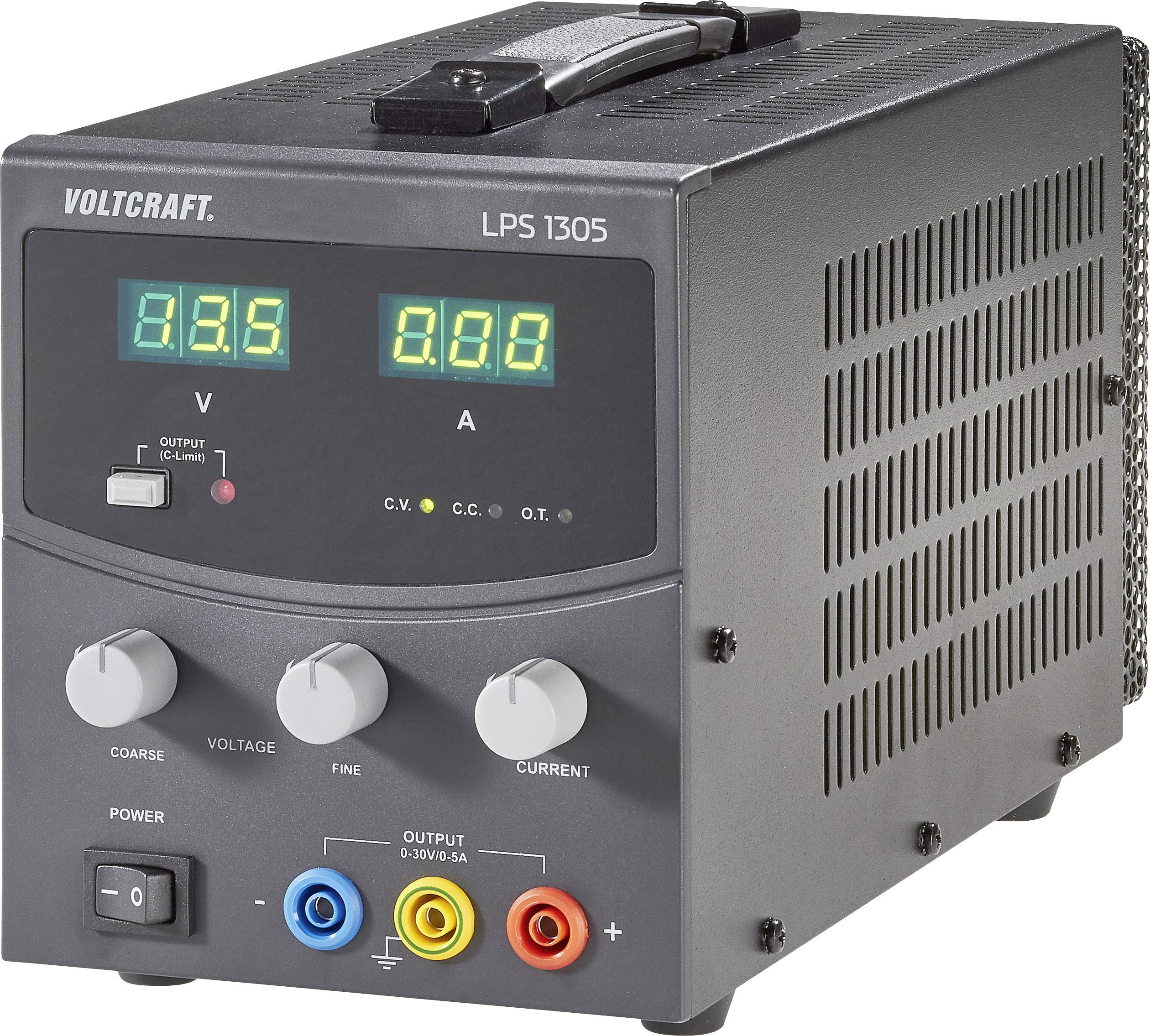 Schwarzes Labornetzteil mit digitaler Anzeige. Zeigt Spannung 13,5 V und Strom 0,00 A. Enthält Drehregler und bunte Anschlüsse.