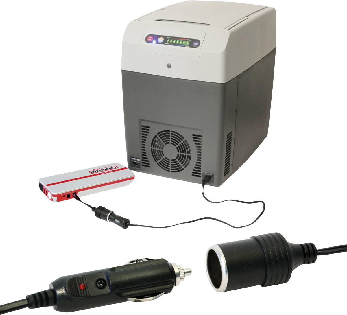 Thermoelektrische Kühlbox mit Lüfter, über ein Kabel mit einem Zigarettenanzünder-Adapter verbunden, auf weißem Hintergrund.