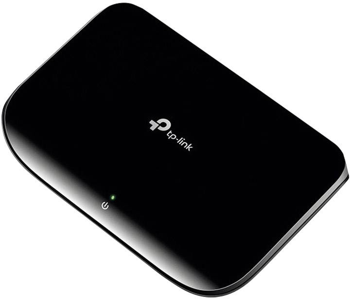 Schwarzer, rechteckiger mobiler Router von TP-Link. Oben leuchtet ein grünes Licht.