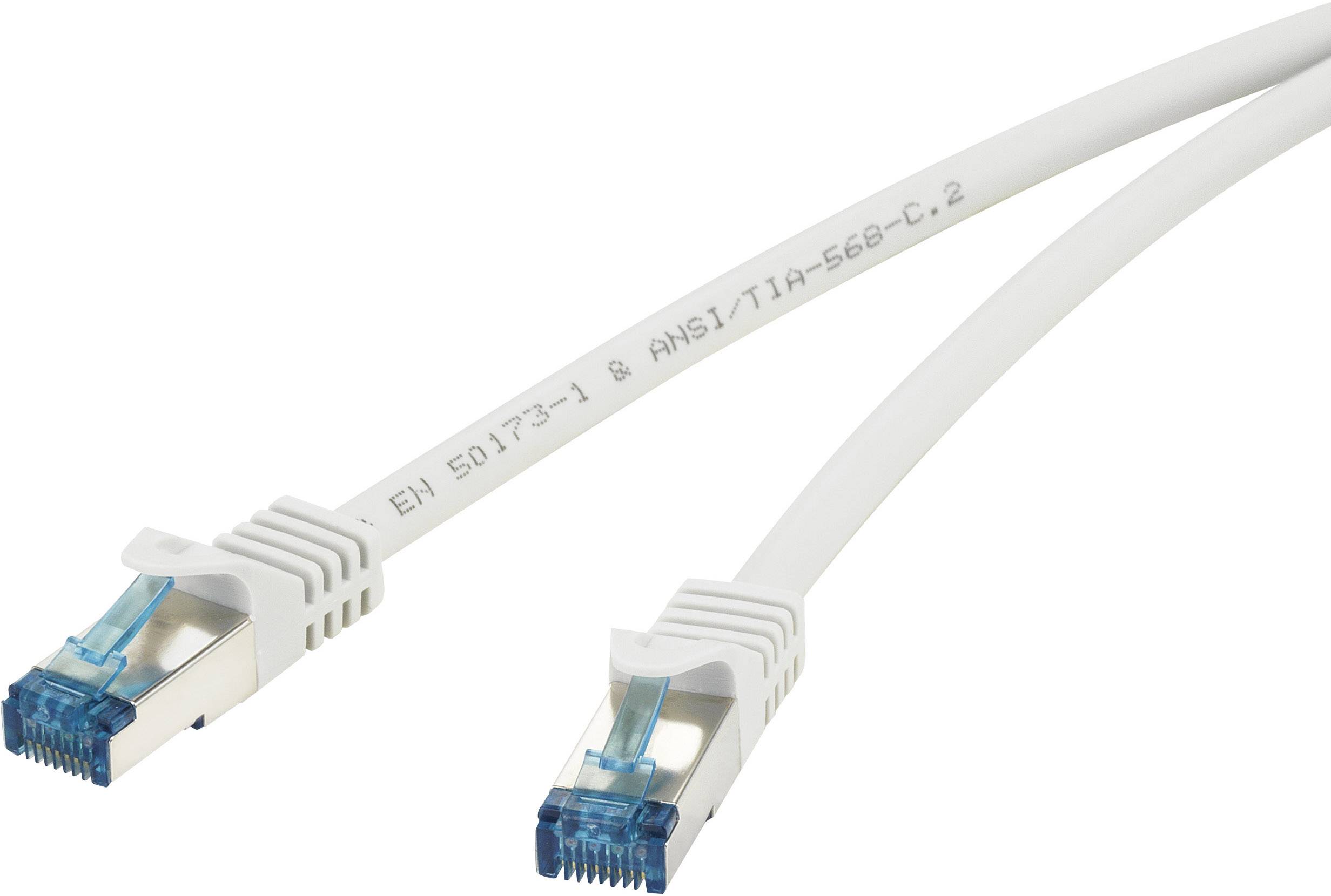 Ein weißes Netzwerkkabel mit zwei blauen RJ45-Steckern an den Enden zeigt die Spezifikationen auf dem Kabelmantel.