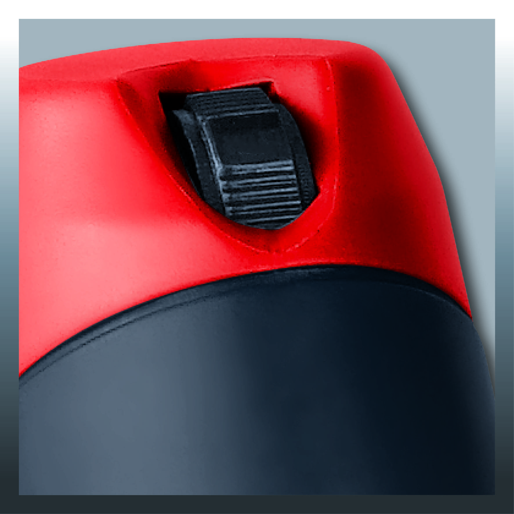 Ein roter und schwarzer Sprühflaschenkopf mit einem schwarzen Sprühknopf, der eine industrielle oder reinigende Funktion andeutet.