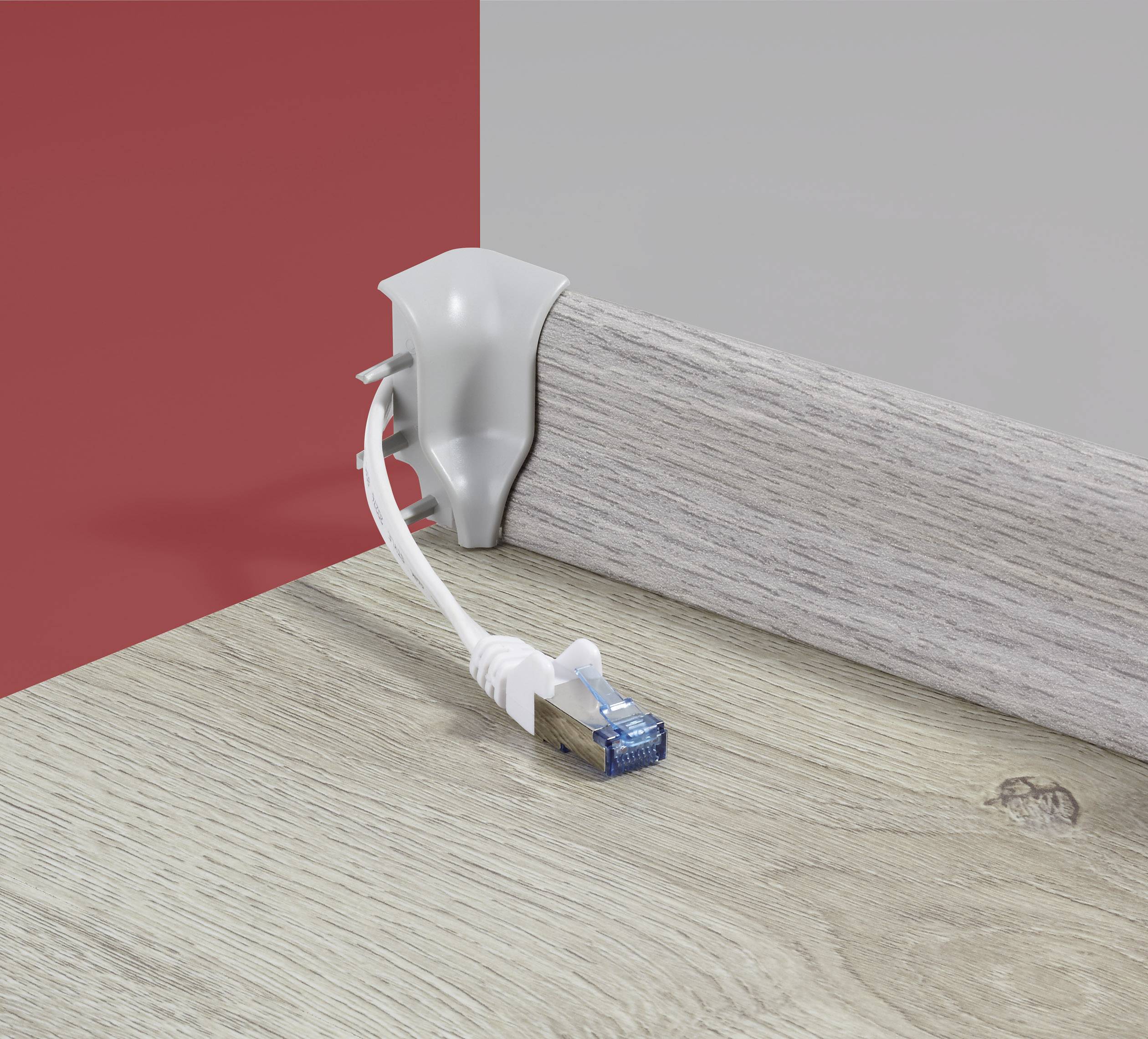 Ein Netzwerkkabel, das in einem Clipsystem an einer Holzleiste befestigt ist. Das System hält das Kabel organisiert und an Ort und Stelle.