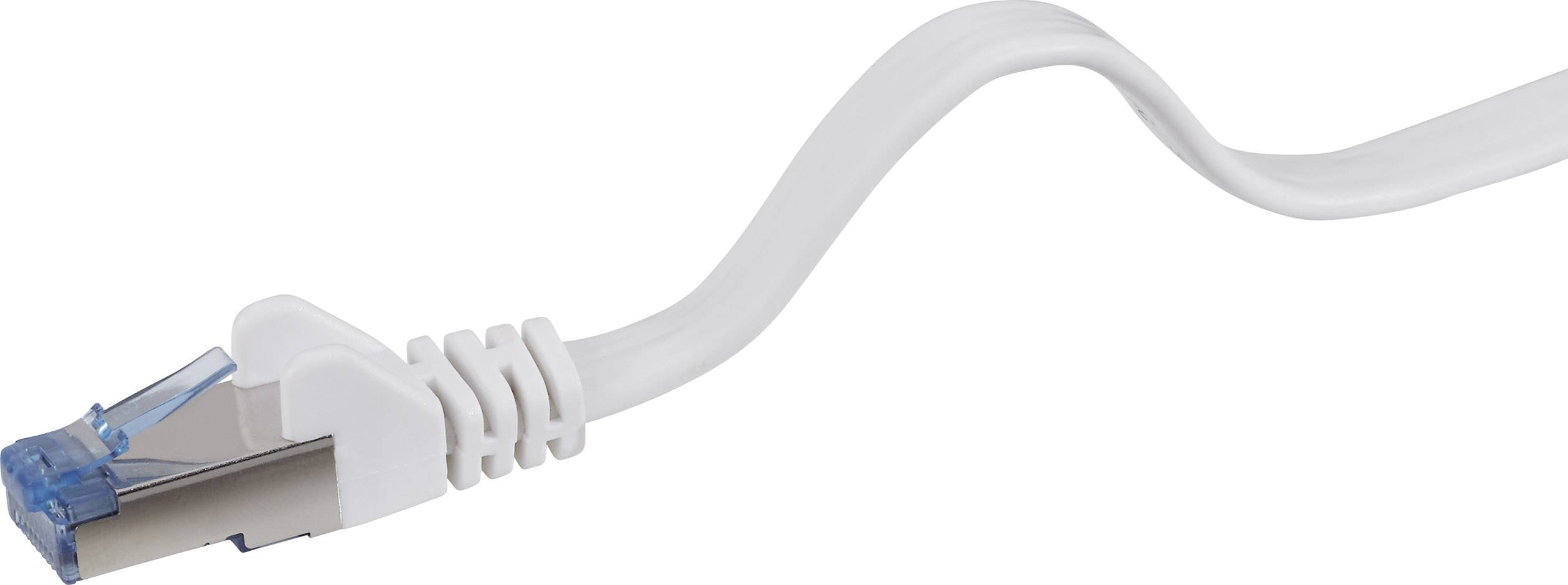 Netzwerkkabel mit RJ-45-Stecker, teilweise eingeführt. Weißes Kabel auf einem hellen Hintergrund.