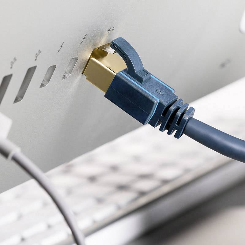 Clicktronic RJ45 Netzwerk Anschlusskabel CAT 6a S/FTP 3.00m Dunkelblau mit Rastnasenschutz, Flammwidrig