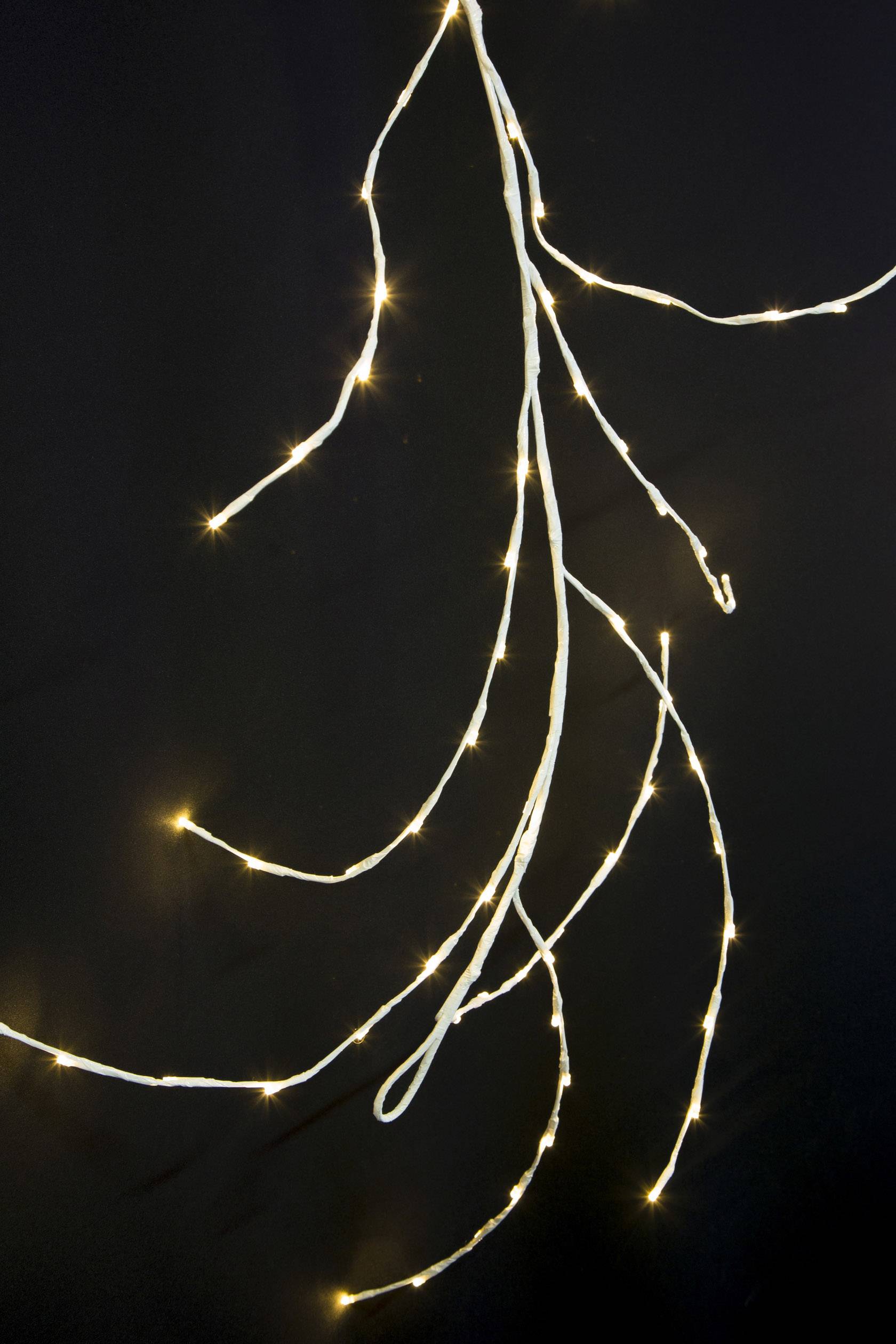 Lichterkette mit leuchtenden warmweißen LEDs hängt in gebogenen Linien vor einem dunklen Hintergrund und erzeugt  dekoratives Licht.