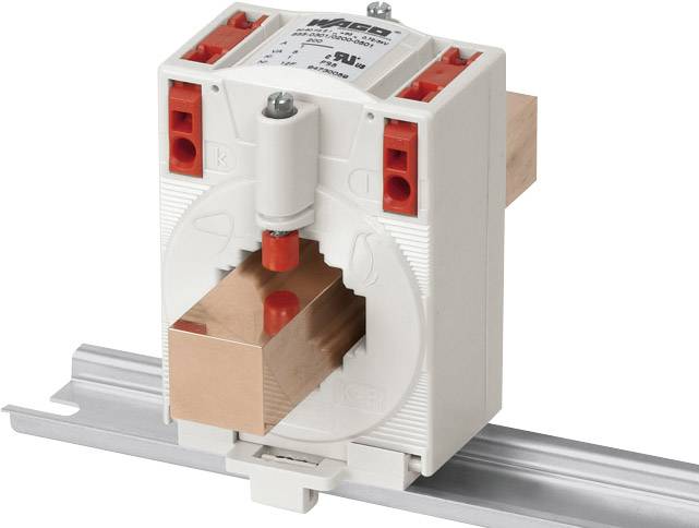 Ein elektrischer Stromsensor auf einer Hutschiene, mit Kupferleiter und roten Schraubklemmen, zur Erfassung und Überwachung von Strom.