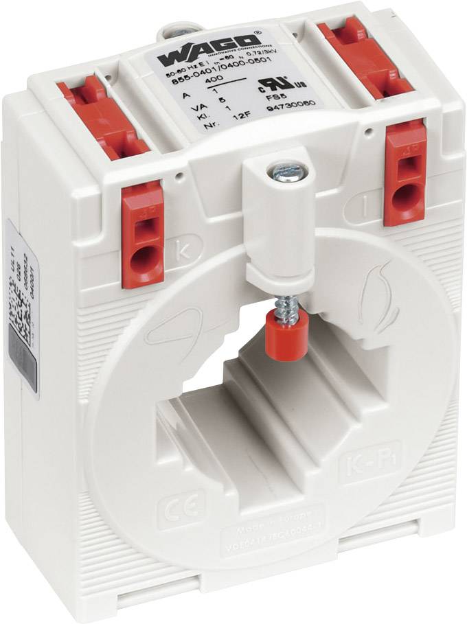 Weißer Stromwandler mit roten Anschlüssen, beschriftet mit '400/5A' und weiteren technischen Details, von der Seite betrachtet.