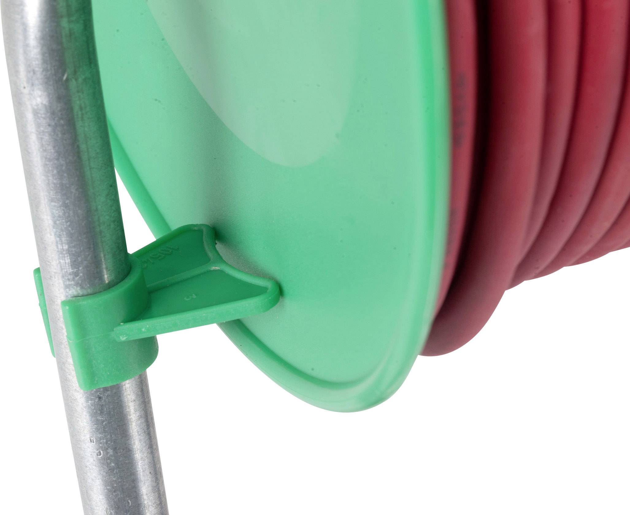 Metallständer mit grüner Plastikhalterung und rotem Kabel aufgerollt, Nahaufnahme.