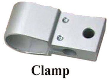 Eine silberne Klemme mit zwei Schrauben zur Befestigung und einem Loch für eine Stange oder ein Rohr. Darunter steht 'Clamp'.