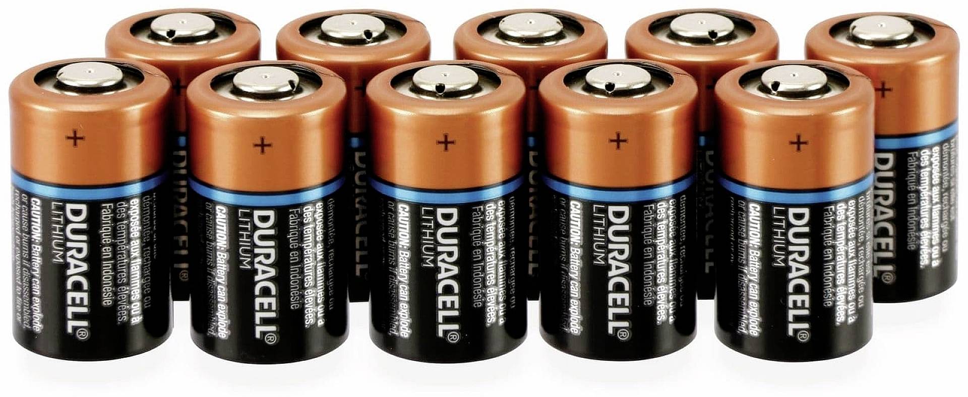 Zehn Duracell-Batterien, Typ D, nebeneinander. Sie sind schwarz und kupferfarben, mit deutlicher Plus- und Minus-Markierung.