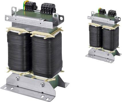 Doppelter Elektromagnet mit zwei großen Spulen auf Metallsockel, verbunden mit elektrischen Anschlüssen oben.