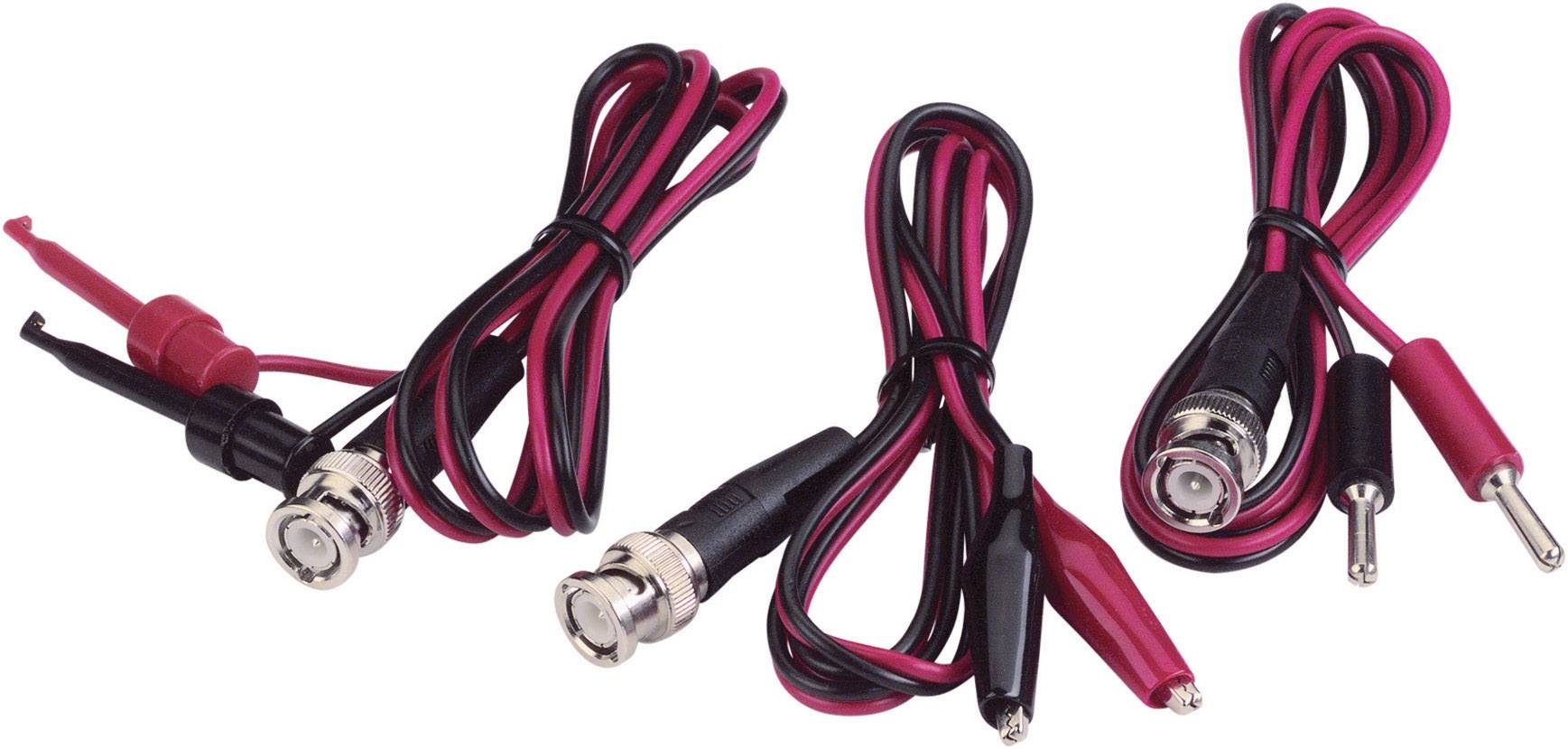 Drei Kabel mit BNC-Steckern und Krokodilklemmen an den Enden. Die Kabel sind rot und schwarz, geeignet für elektronische Anwendungen.