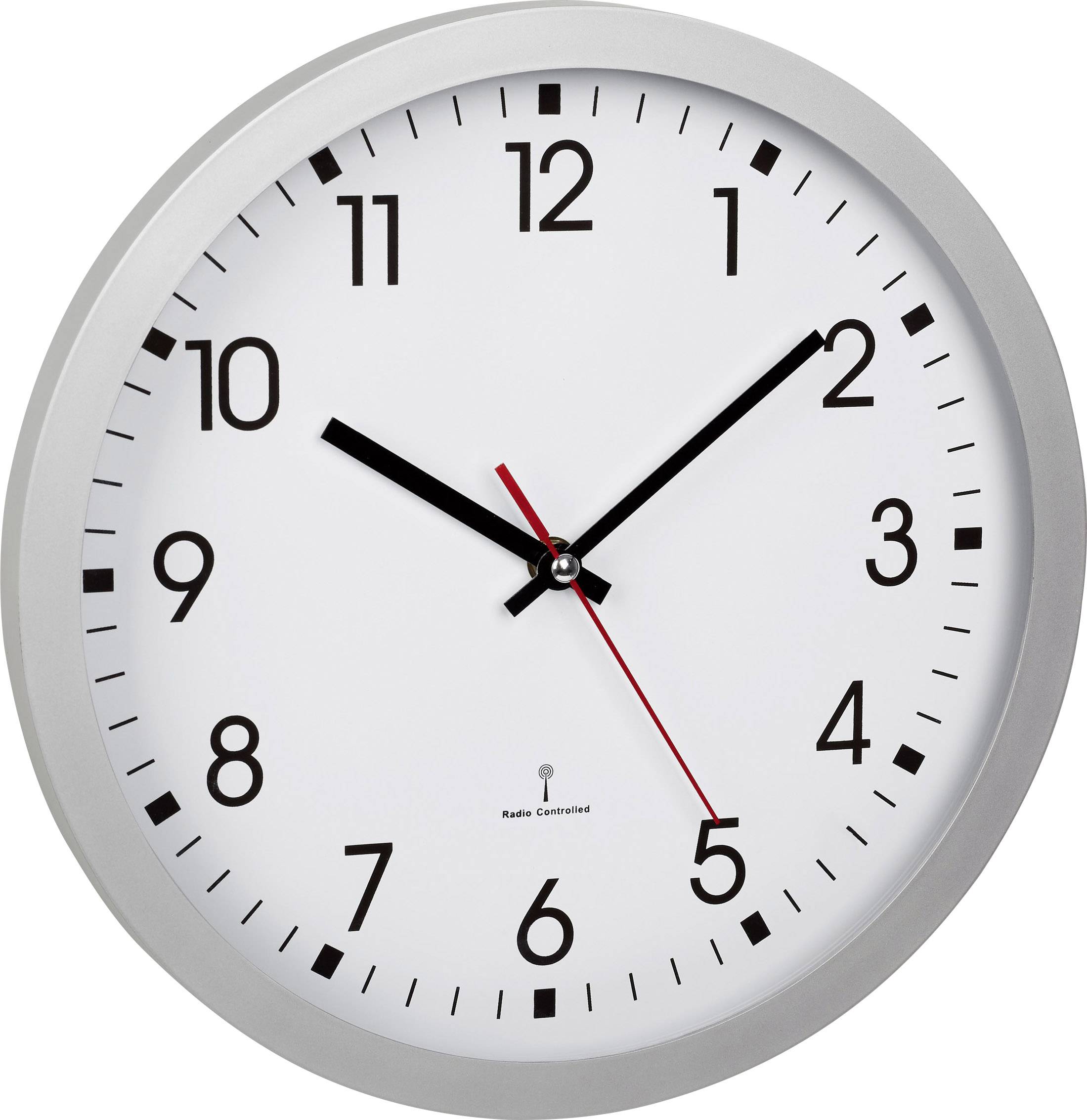 Analoge Wanduhr mit weißem Zifferblatt und silbernem Rahmen zeigt 2:10 Uhr. Uhr hat schwarze Stunden- und Minutenzeiger, roten Sekundenzeiger.