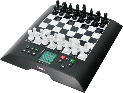 Ein elektronisches Schachbrett mit schwarzen und weißen Figuren. Ein digitales Display zeigt die Positionen der Figuren an.