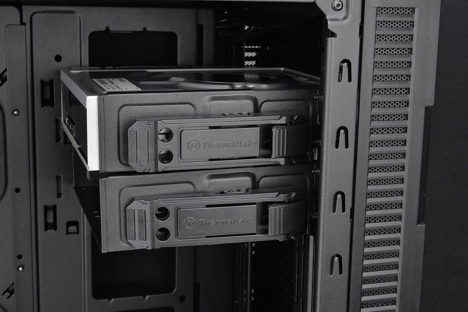 Thermaltake Suppressor F31 Midi-Tower PC-Gehäuse Schwarz