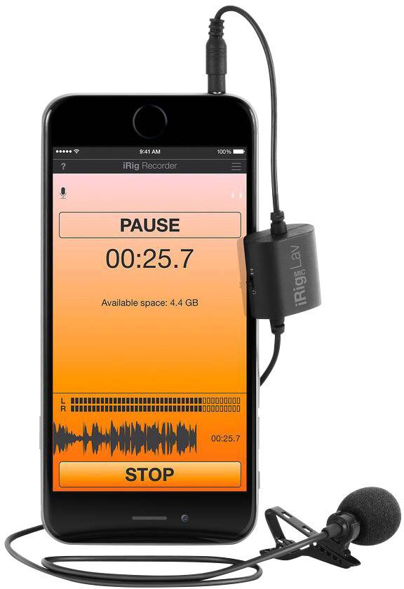 Ein Smartphone mit der aktiven App 'iRig Recorder', zeigt eine laufende Audioaufnahme und einen angeschlossenen Lavalier-Mikrofon.