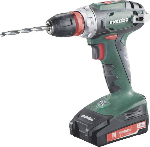 Akkuschrauber von Metabo mit Bohrfutter und eingesetztem Bohrer.