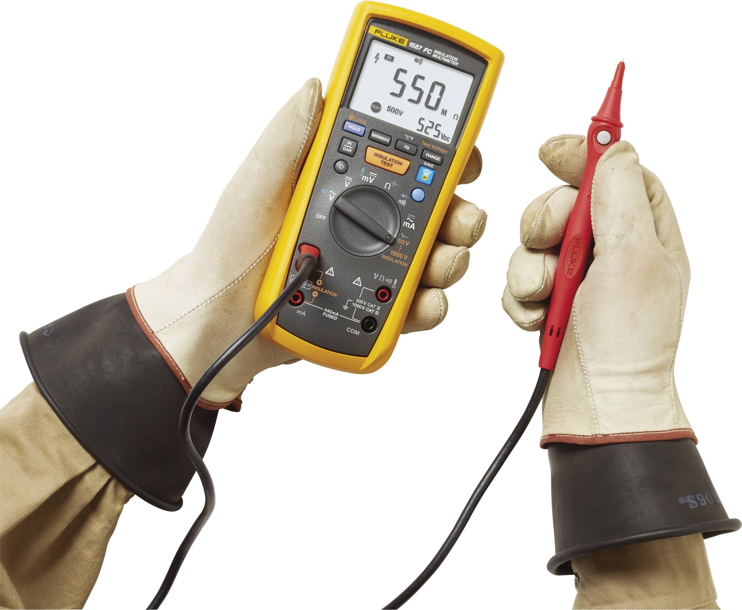 Eine Person hält ein digitales Multimeter und misst elektrische Spannung. Das Display zeigt 550 Volt.