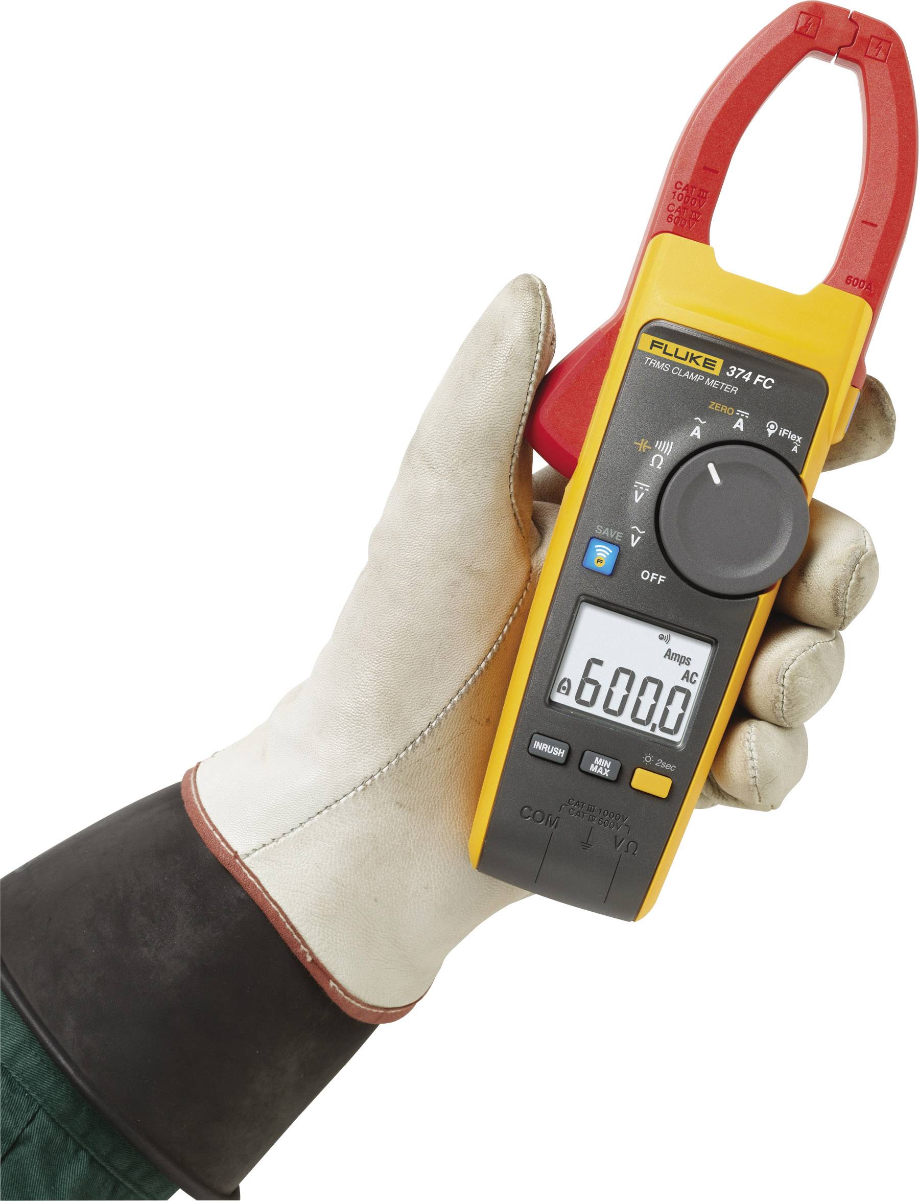 Eine behandschuhte Hand hält ein gelbes elektrisches Messgerät mit digitaler Anzeige und roten Greifarmen, das 600,0 A anzeigt.
